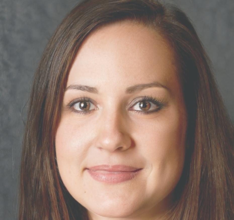 Operadora analizando gráficos en múltiples monitores