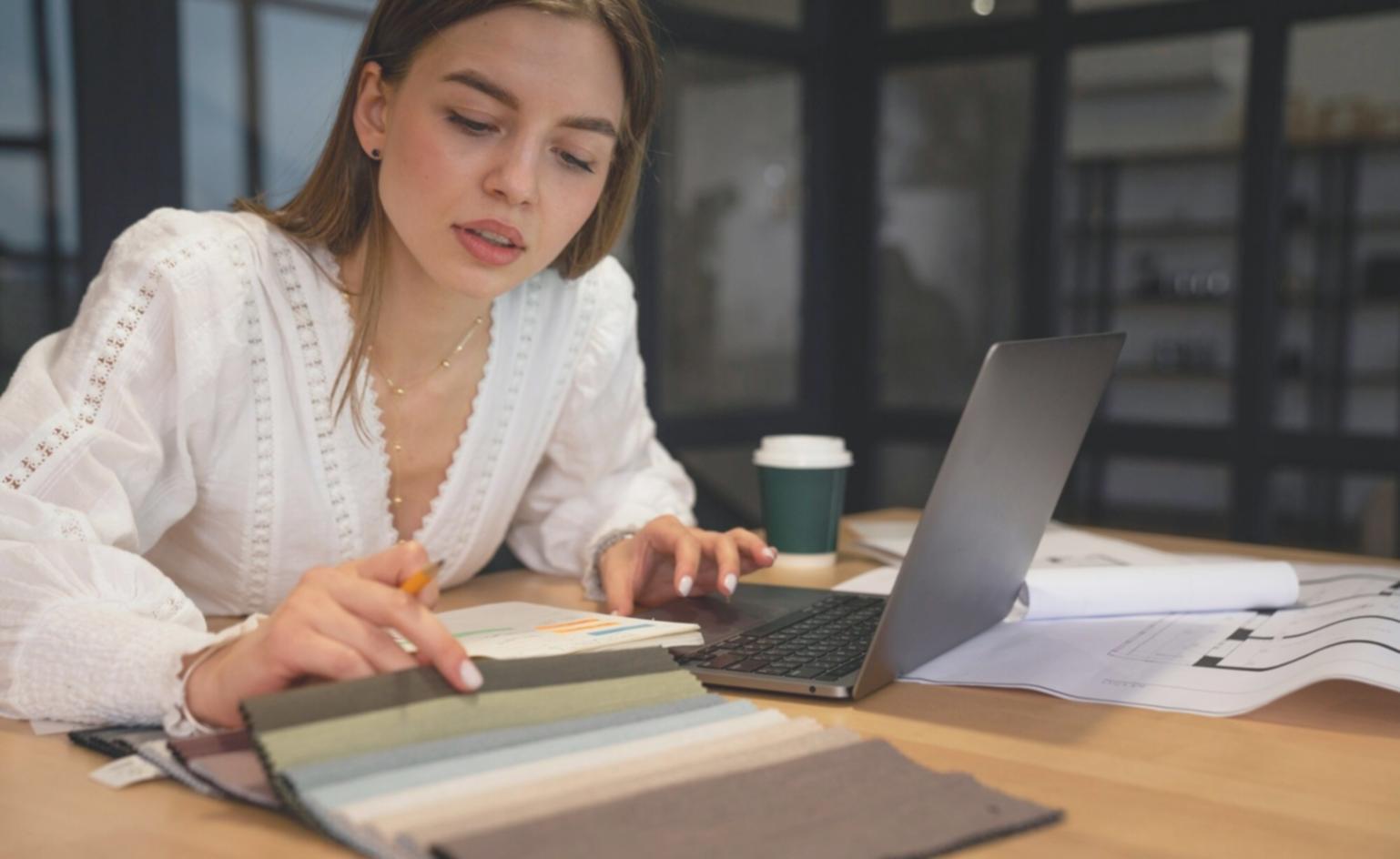 Trader analizando datos con disciplina